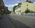 Ulice Vilniaus, v pozadi zan Radnin nmst, v zeleni na prav stran je schovan katedrla Sv. Petra a Pavla