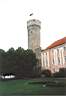 V Dlouh Hermann stojc v rohu hradu Toompea. Kad Estonsk vldce na n vyvuje svoji vlajku. Foceno z parku, kter le na terase vedle hradu