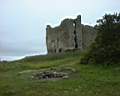 Pohled na hrad Toolse od behu, v bon zdi jsou vidt kotevn desky lan, kter drela ze